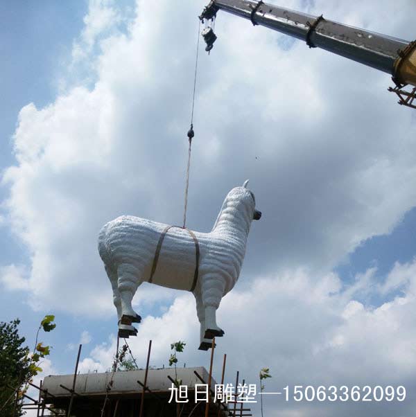 羊驼山东玻璃钢雕塑高度8米