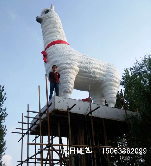 济宁-【羊驼】玻璃钢雕塑高度8米